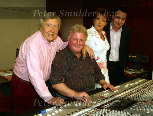 Weert, 29 Maart 2004
Marianne Weber  Emile Hartkamp en Johnny Hoes met accordeonist