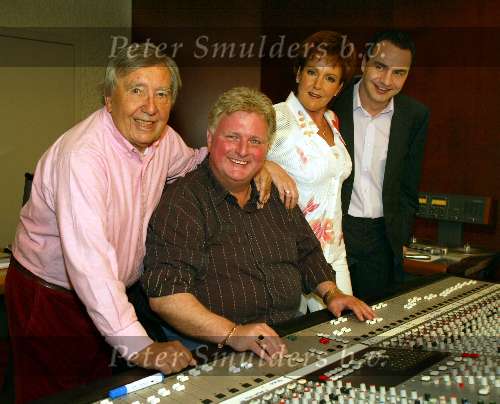 Weert, 29 Maart 2004
Marianne Weber  Emile Hartkamp en Johnny Hoes met accordeonist