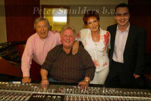 Weert, 29 Maart 2004
Marianne Weber  Emile Hartkamp en Johnny Hoes met accordeonist
