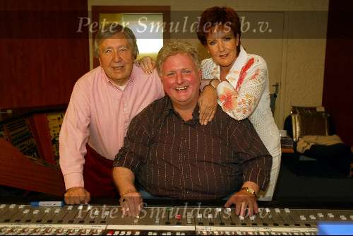 Weert, 29 Maart 2004
Marianne Weber met Johnny Hoes en Emile Hartkamp