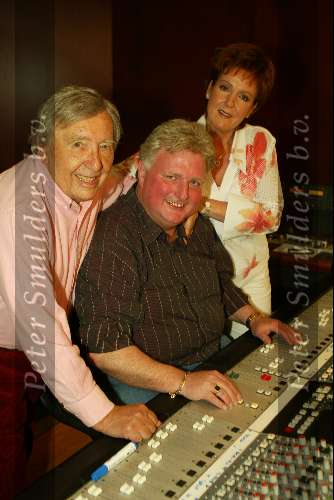 Weert, 29 Maart 2004
Marianne Weber met Johnny Hoes en Emile Hartkamp