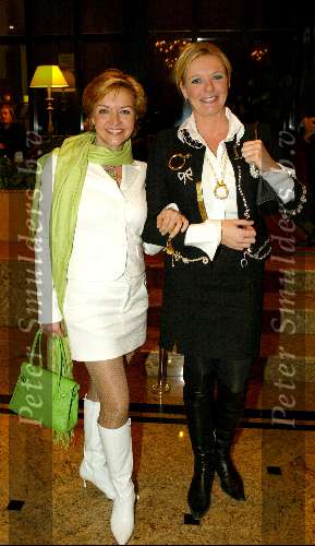 Amsterdam 16 maart 2004
Modeshow Ronald Kolck in koepelkerk.
Mariska v Kolck  met Marijke  Kroymans