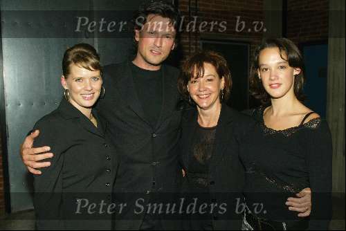 Amersfoort 12 oktober 2003
Premiere zeg ns Aa in de flint
bas westerweel met babette v veen en marloes flitsma met dochter