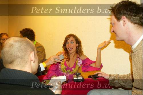 Hilversum 6 maart 2004
Idols in studio 22. Meike Idols pratend met de pers
Eerste finale ronde 2004