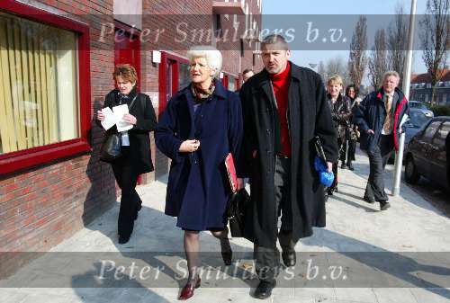 Eindhoven 03 Maart 2004 Minister Sybilla Dekker op weg naar een van de juist nieuw bewoonde huizen.
Stadsvernieuwing (herstructurering)