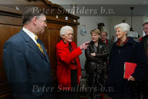 Eindhoven 03 maart 2004 Minister Sybilla Dekker op bezoek bij een van de bewoonsters van het nieuwe pand in Lakerlopen
Stadsvernieuwing (herstructurering)
