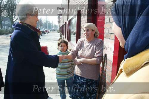 03 Maart 2004 Minister Sybilla Dekker in gesprek met enkele buitenlandse vrouwen in de vernieuwde wijk Lakerlopen.
Stadsvernieuwing (herstructurering)