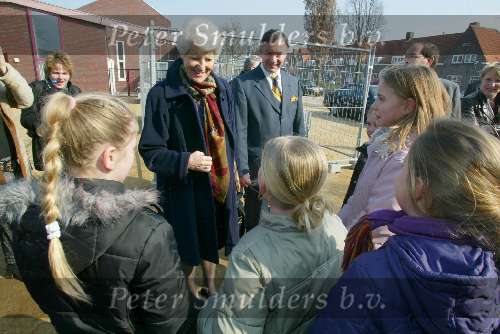 Eindhoven 03 Maart 2004 Minister Sybilla Dekker in gesprek met enkele kinderen uit de vernieuwde wijk Lakerlopen.
Stadsvernieuwing (herstructurering)