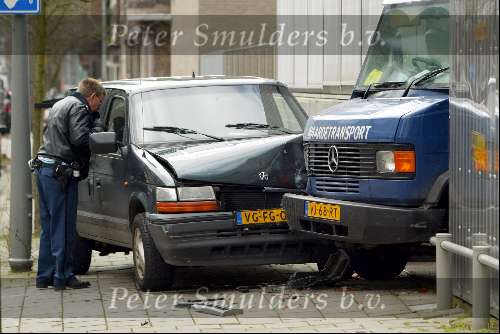 Amsterdam 9 maart 2004
Ramkraak bij ABN AMRO in Amsterdam. Geldauto en busje tegenover het huis van Tom Egbers. Janke Dekker is met geweer bedreigd.
