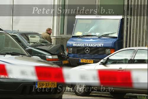 Amsterdam 9 maart 2004
Ramkraak bij ABN AMRO in Amsterdam. Geldauto en busje tegenover het huis van Tom Egbers. Janke Dekker is met geweer bedreigd. Overval
