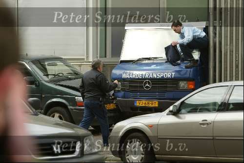 Amsterdam 9 maart 2004
Ramkraak bij ABN AMRO in Amsterdam. Geldauto en busje tegenover het huis van Tom Egbers. Janke Dekker is met geweer bedreigd. Overval
