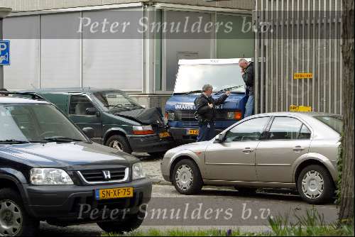 Amsterdam 9 maart 2004
Ramkraak bij ABN AMRO in Amsterdam. Geldauto en busje tegenover het huis van Tom Egbers. Janke Dekker is met geweer bedreigd. Overval