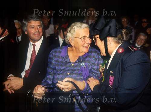 Amsterdam 8 Oktober 1993
Prinses Juliana in gesprek met haar vriendin Majoor Boszhart  Klaas Wilting