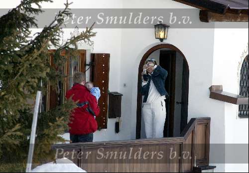 Lech 17 maart 2004
Prinses Maxima, Prins Willem Alexander en  Prinses Amalia   in Lech.  Maxima maakt foto van Prinses Amalia