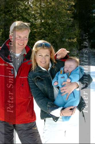 Lech 17 maart 2004
Prinses Maxima, Prins Willem Alexander en  Prinses Amalia   in Lech.  Maxima maakt foto van Amalia