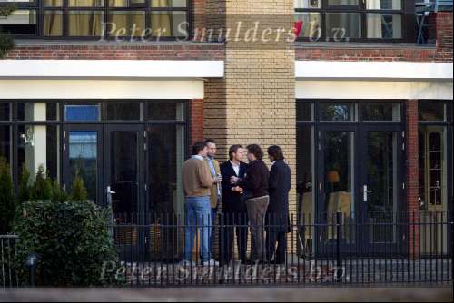 Amsterdam 29 maart 2004
Reinout Oerlemans drinkt biertje met vrienden in tuin van zijn huis na geboorte dochter