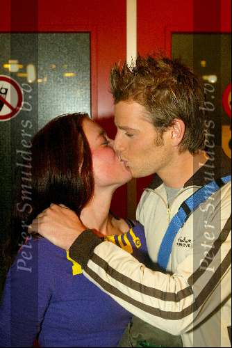 Hilversum 6 maart 2004
Idols in studio 22. Robin Idols met vriendin Nanna kussend
Eerste finale ronde 2004
