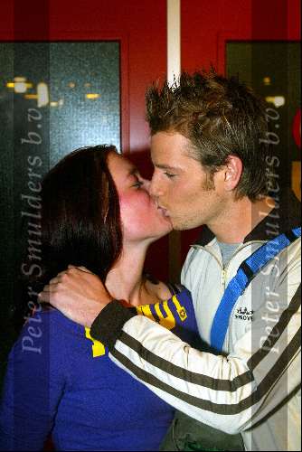 Hilversum 6 maart 2004
Idols in studio 22. Robin Idols met vriendin Nanna kussend
Eerste finale ronde 2004