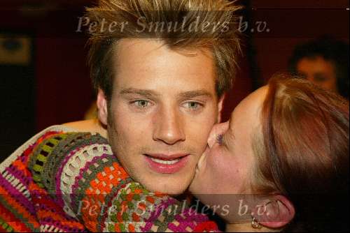 Hilversum 13 maart 2004
Finale Idols in studio 22 in Hilversum.
Robin met vriendin kussend