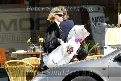 Amsterdam 30 maart 2004
Sheila de Vries met bloemen