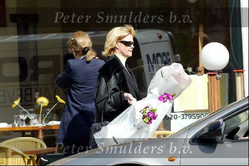 Amsterdam 30 maart 2004
Sheila de Vries met bloemen