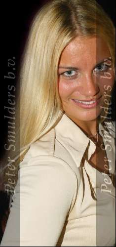 Amsterdam 3 maart 2004
Presentatie nieuw magazine Jacky in Jimmy Woo.
Angela Kluivert en de ex van Dani
Peter Smulders bv