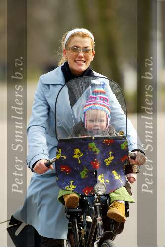 Amsterdam 16 maart 2004
Tatum Dagelet met Toy Travis op fiets in vondelpark