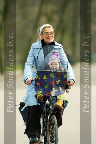Amsterdam 16 maart 2004
Tatum Dagelet met Toy Travis op fiets in vondelpark