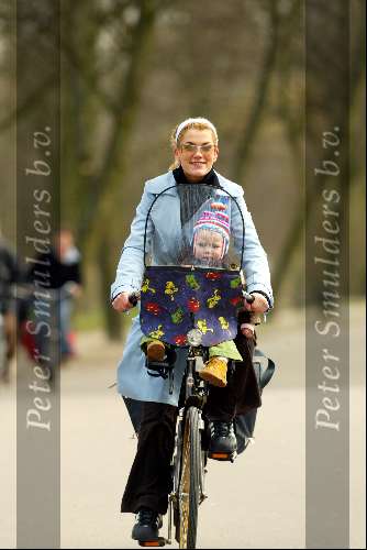 Amsterdam 16 maart 2004
Tatum Dagelet met Toy Travis op fiets in vondelpark