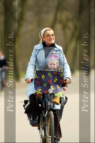 Amsterdam 16 maart 2004
Tatum Dagelet met Toy Travis op fiets in vondelpark
