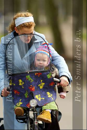 Amsterdam 16 maart 2004
Tatum Dagelet met Toy Travis op fiets in vondelpark