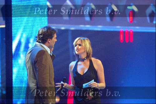Hilversum 6 maart 2004
Idols in studio 22. Robin
De 10 finalisten met Reinout Oerlemans en Tooske Breugem.
Eerste finale ronde 2004

Eerste finale ronde 2004
