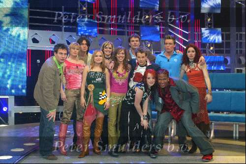 Hilversum 6 maart 2004
Idols in studio 22.  
De 10 finalisten  samen met Reinout Oerlemans en Tooske Breugem
Eerste finale ronde 2004

Eerste finale ronde 2004