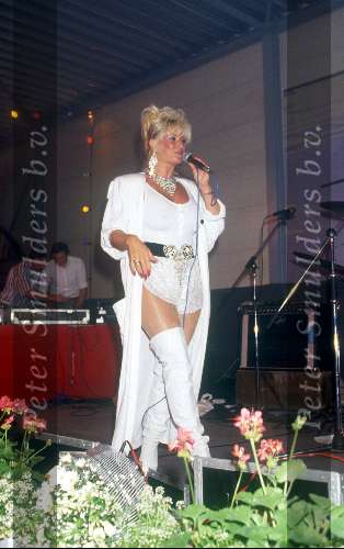 Connie Breukhoven als Vanessa tijdens een optreden 1987
