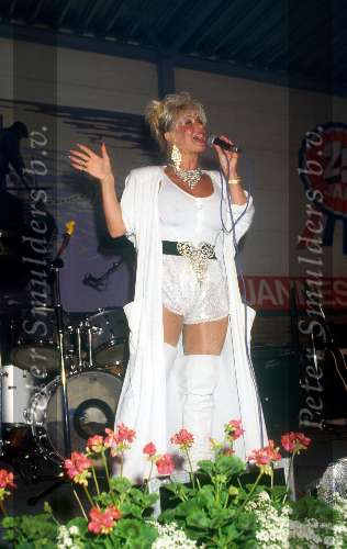 Connie Breukhoven als Vanessa tijdens een optreden 1987