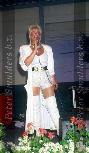 Connie Breukhoven als Vanessa tijdens een optreden 1987