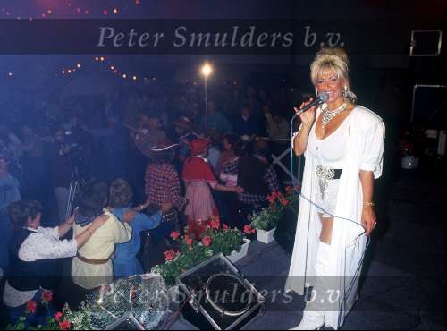 Connie Breukhoven als Vanessa tijdens een optreden 1987