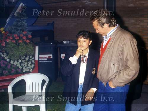 Optreden van Vanessa met haar nieuwe vriend Hans Breukhoven en oudste dochter die staan te kijken en te luisteren
1987