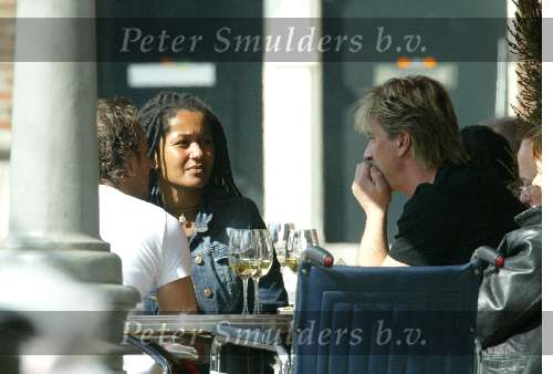 Amsterdam 29 maart 2003
Wim Kieft met ex vrouw Sylvia Kieft en haar nieuwe vriend op een terras