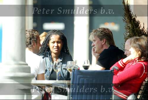 Amsterdam 29 maart 2003
Wim Kieft met ex vrouw Sylvia Kieft en haar nieuwe vriend op een terras