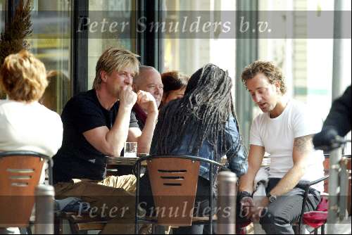 Amsterdam 29 maart 2003
Wim Kieft met ex vrouw Sylvia Kieft en haar nieuwe vriend op een terras