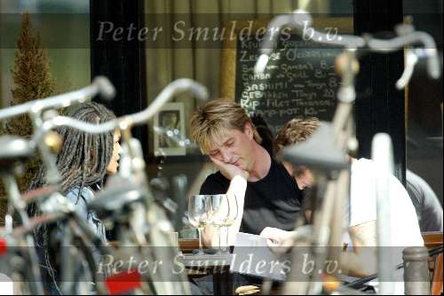 Amsterdam 29 maart 2003
Wim Kieft met ex vrouw Sylvia Kieft en haar nieuwe vriend op een terras