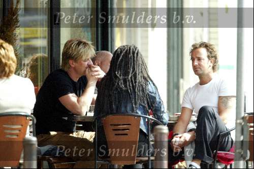 Amsterdam 29 maart 2003
Wim Kieft met ex vrouw Sylvia Kieft en haar nieuwe vriend op een terras