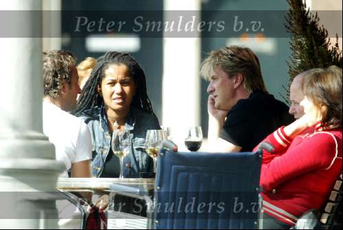 Amsterdam 29 maart 2003
Wim Kieft met ex vrouw Sylvia Kieft en haar nieuwe vriend op een terras