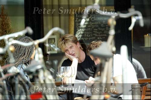 Amsterdam 29 maart 2003
Wim Kieft met ex vrouw Sylvia Kieft en haar nieuwe vriend op een terras