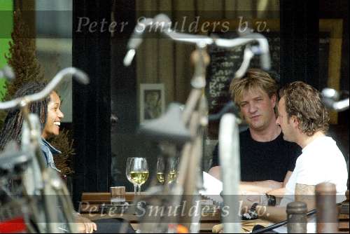 Amsterdam 29 maart 2003
Wim Kieft met ex vrouw Sylvia Kieft en haar nieuwe vriend op een terras