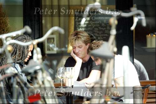 Amsterdam 29 maart 2003
Wim Kieft met ex vrouw Sylvia Kieft en haar nieuwe vriend op een terras
