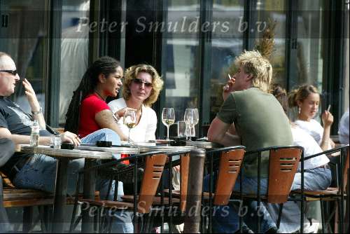 Amsterdam 30 maart 2004
Wim Kieft met ex vrouw Sylvia Kieft op terras
Tatoeage