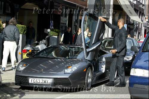 Amsterdam 27 maart 2004
Winston Bogarde met Lambourgini op PC Hooftstraat
