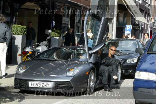 Amsterdam 27 maart 2004
Winston Bogarde met Lambourgini op PC Hooftstraat